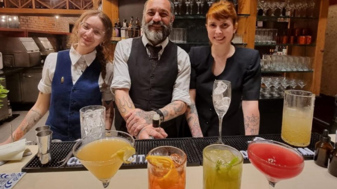 Ígor Bispo com as bartenders Babu Alberti e Vitoria Kurihara, no Continental. É dele a criação dos drinques apresentados.