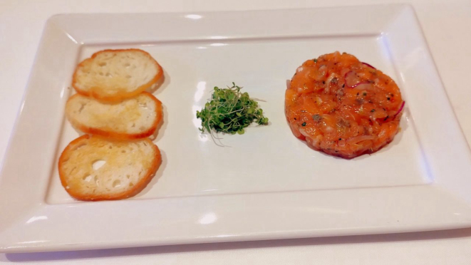 Tartar de salmão, com ervas frescas, brotos e tomates, uma das entradas do Menu Executivo do La Varenne. 