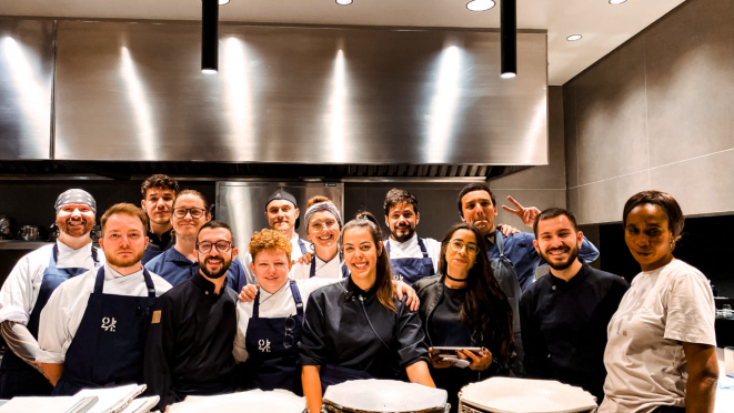 Equipe do OBST.: No balcão, cliente pode ver cozinheiros em atividade. 