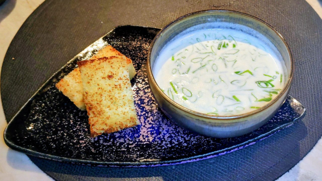 Vichyssoise de missô com pão de Hokkaido, uma feliz inspiração a partir do clássico prato francês.