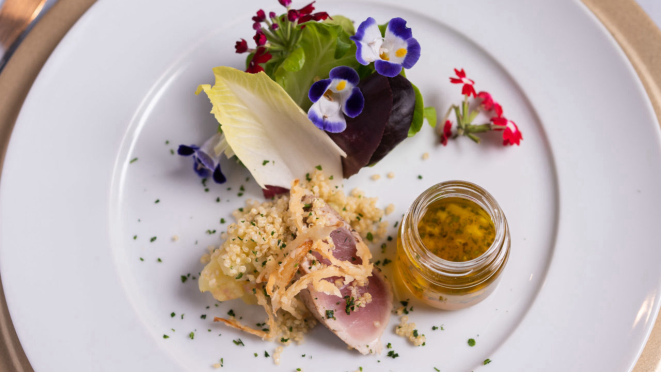 Mix de folhas exóticas com salada de batata, atum fresco, quinoa, cebolas crocantes e molho de capim-limão.