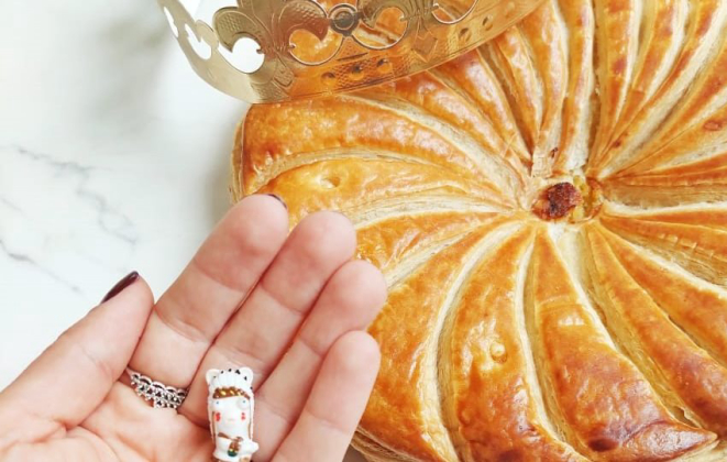 Surpresa na Galette des Rois: quem acha o brinde é o rei do dia. 