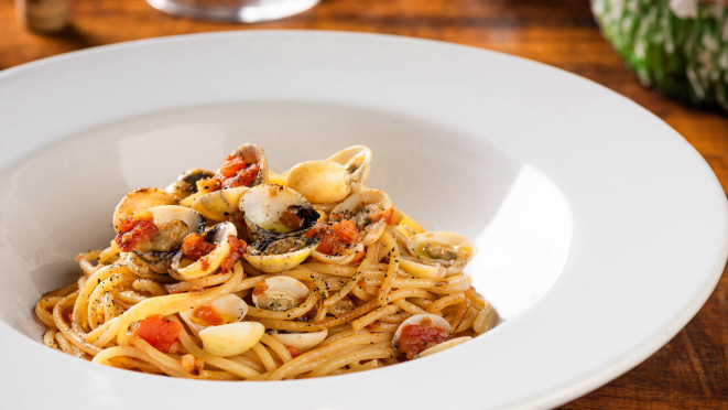 Linguini ao vôngole, que leva tomate e tem um toque cítrico, para chamar o verão. 