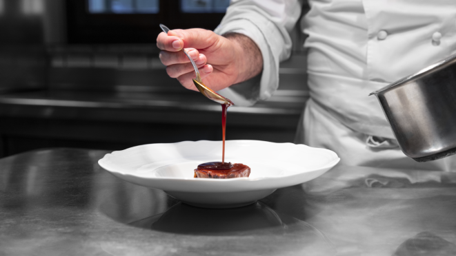 Os pratos são elaborados pelo chef - duas estrelas Michelin  - Gian Piero Vivalda 