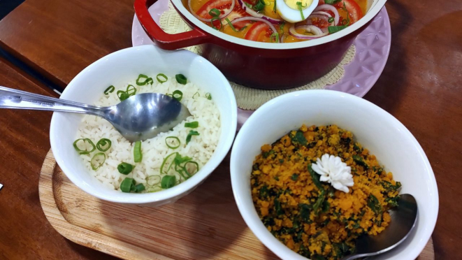 Arroz branco e Farofa com migas de broa, couve e feijão fradinho, o acompanhamento da Moqueca de Moçambique. 