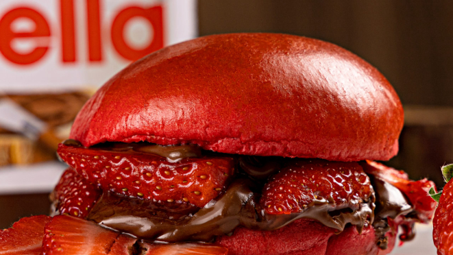 O hambúrguer feito para a sobremesa, com Nutella e morango. Foto: divulgação