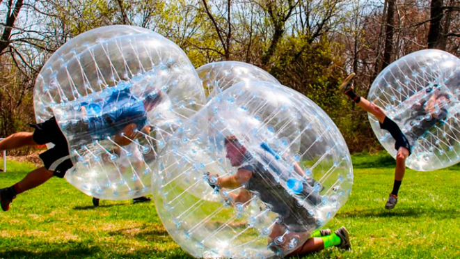 O bubble soccer é uma das atrações da Chácara Paraíso do Sol que pode ser desfrutada ao ar livre.