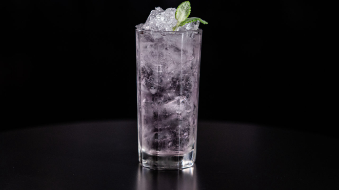 Drink Niu Kafa Royal leva gelo triturado na finalização do Continental Cocktails. 