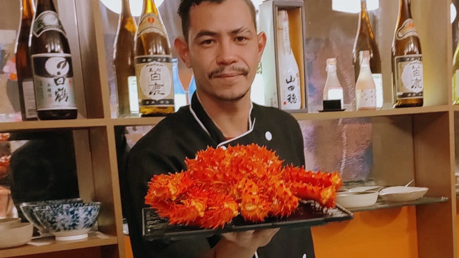 João Felipe e a enorme centolla, para compor sushis e niguiris. 