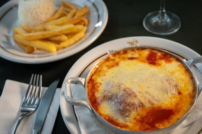 Filé de frango à parmegiana com arroz e fritas. Créditos: Lucas Fogs 