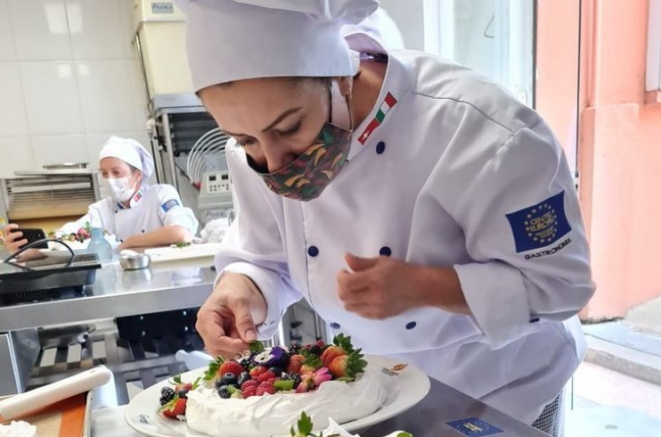 Débora acompanha pessoalmente toda a produção das duas unidades da Confeitaria sem Açúcar. Foto: arquivo pessoal