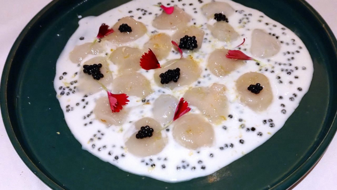 Carpaccio de vieiras peruanas, com creme azedo, zest de limão siciliano e ovas de mujol - nova entrada no menu do Ernesto. 