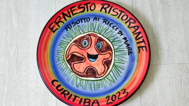 A arte do designer Sérgio Póvoa Pires para o Prato da Boa Lembrança do Ernesto Ristorante. Para o cliente levar para casa. 