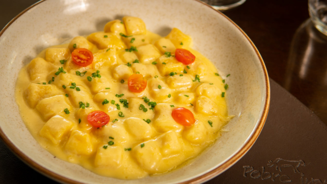 Nhoque de mandioquinha com fonduta de queijo. Créditos: Lucas Fogs