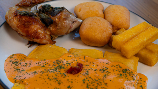 Tortéi com molho de tomate seco, acompanhado por galeto, polenta frita, queijo a dorê e salada de maionese. Créditos: Lucas Fogs