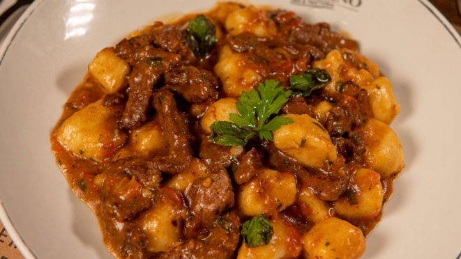 Tradicional nhoque da casa com molho de tomates e tirinhas de filé mignon. Créditos: Lucas Fogs