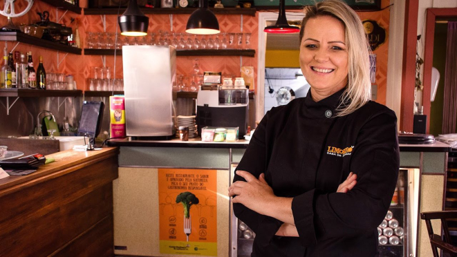 Vania Krekniski, proprietária e chef do restaurante Limoeiro Casa de Comidas. 