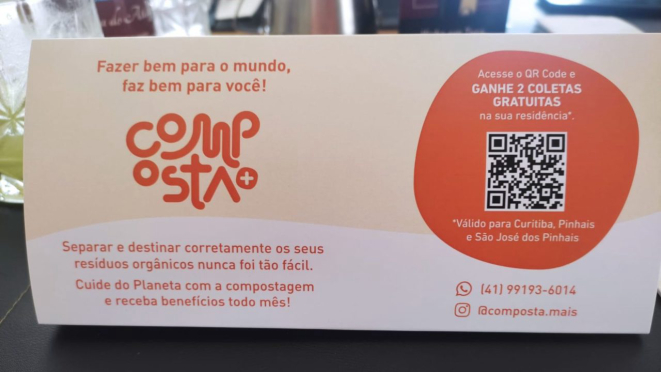 Sinalização sobre as mesas do Festival Bom Gourmet oferecem o benefício para os clientes do Festival. 