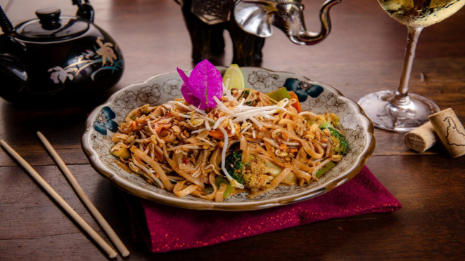 Pad Thai vegetariano, prato principal do jantar do Thai Restaurante Thailandês. 