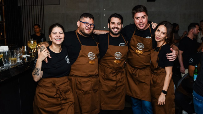 Alguns dos chefs brasileiros da noite de estrelas (da esq. para a dir..): Luana Sabino, do Metzi; Tiago Bañares, chef e idealizador do Kotori, Tan Tan e The Liquor Bar;  chef Tuca, do Charco; Rubens Catarina, chef executivo do grupo D.O.M. e  Tássia Magalhães, do Nelita.    