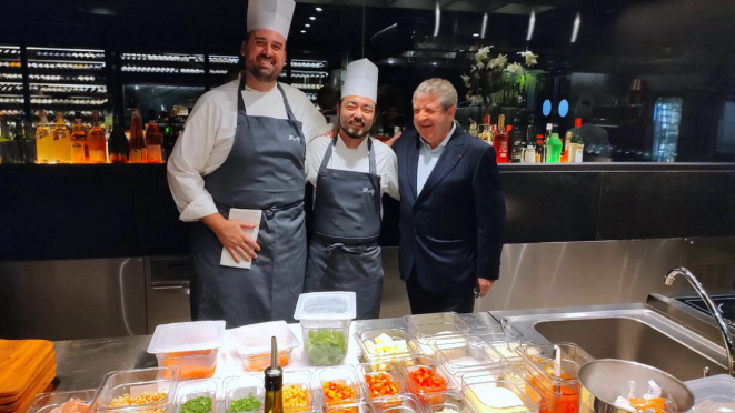 Guilherme Santoni, Felipe Myiake e o chef Laurent Suaudeau, que fez questão de prestigiar a abertura da nova casa. 