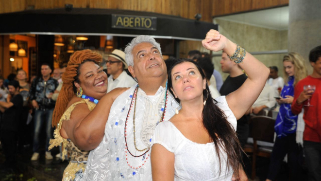 Janaína e convidados na última edição da festa: Momento de mandar as energias ruins embora. 