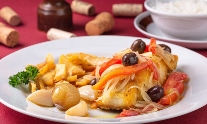 Lombo de bacalhau Gadus Morhua grelhado no azeite com cebola, tomate, azeitona e alecrim - sugestão de prato para o almoço da Sexta-feira Santa, que se aproxima. 