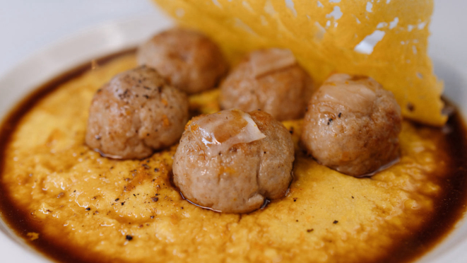 Polpettini e bouillon de porco moura com especiarias, purê de milho, lardo e raspas de laranja - sugestão de segundo prato. 