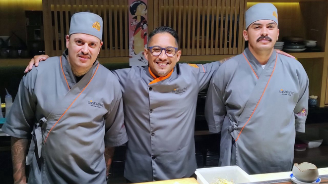 Tikinho ladeado por Alan e Gelton, seus parceiros de sushibar no dia a dia. 