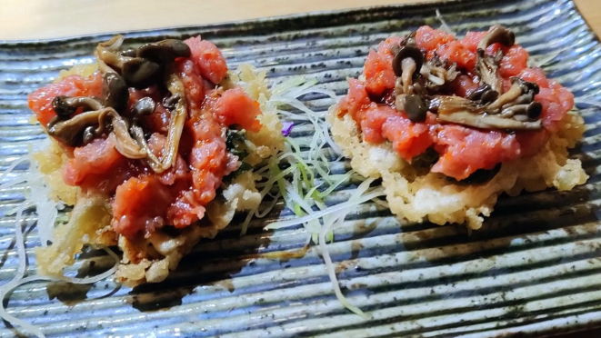 Tempura de shiso com batidinho de atum e shimeji. 