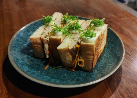 André Pionteke serve comidas de rua no novo endereço da Kitsune