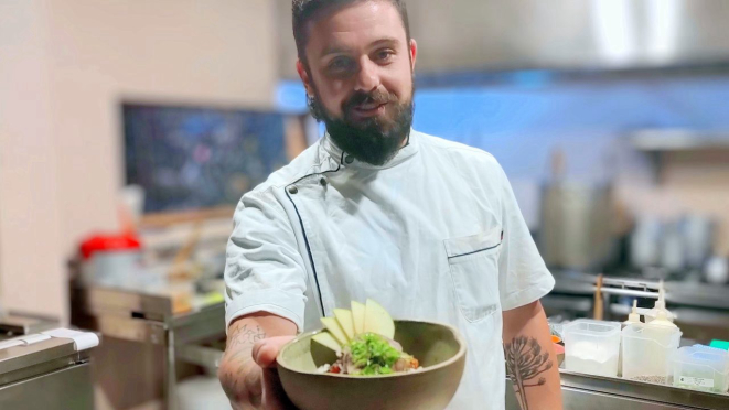 Chef André Pionteke serve o Kare don - rosbife de língua bovina com golden curry, gohan, maçã verde e cebolinha.