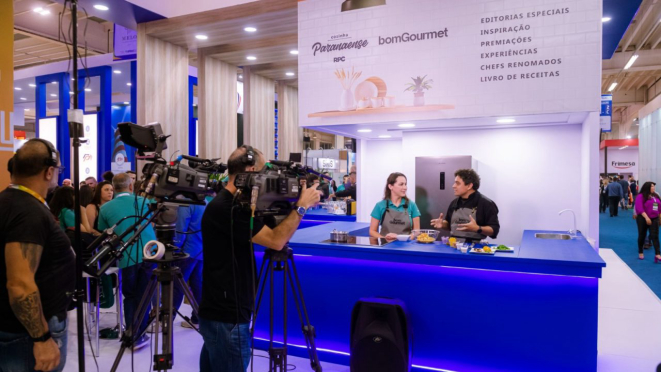 Cozinha especial do Bom Gourmet e RPC, no segundo dia (18) da feira de negócios promovida pela Associação Paranaense de Supermercados (Apras). 