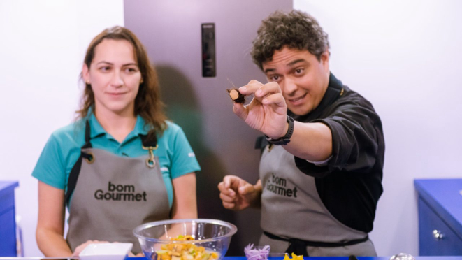 Mediação da aula-show do chef Rafael Lafraia foi realizada pela head do Bom Gourmet, Caroline Olinda.