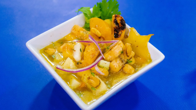 Ceviche de frutas com caldo de priprioca, prato preparado pelo chef do Curry Pasta, Rafael Lafraia. 