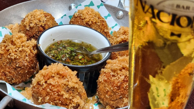 Bolinho de cupim e o chope bem tirado, do Bar Nacional. 