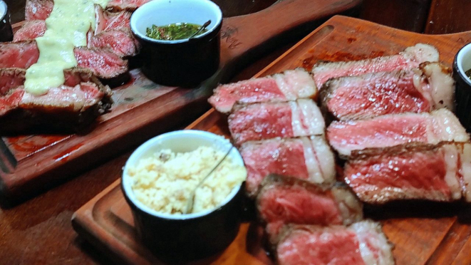 Entrecôte e picanha, dois dos cortes de carne que são preparados na parrilla. 