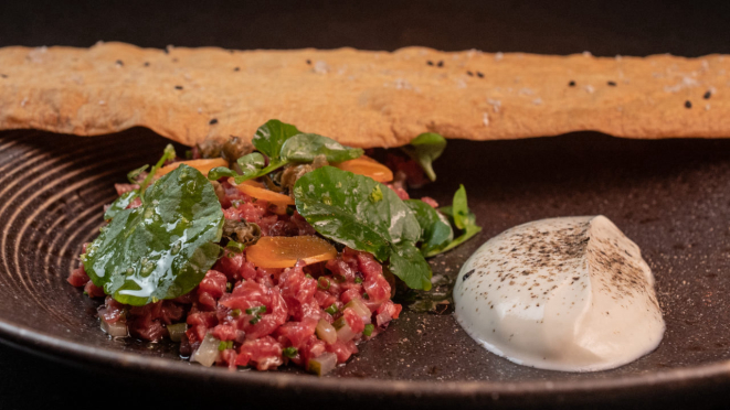 Carne cruda, com pão lavosh e coalhada. 