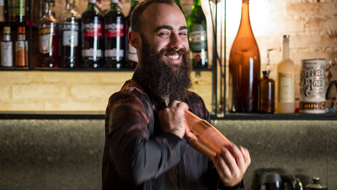 Gabriel Bueno, o criativo bartender do Ponto Gin. 