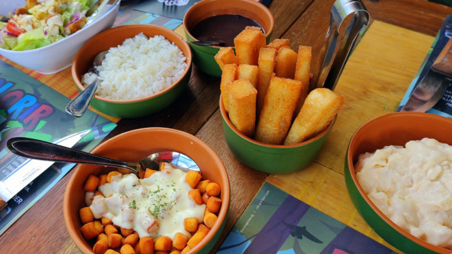 Esses são os acompanhamentos para todas as carnes (e incluem o caseiro feijão preto).