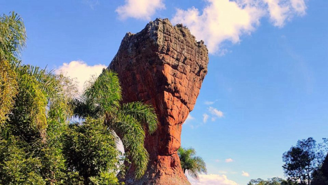 A imponente Taça, a formação rochosa mais conhecida de Vila Velha - e praticamente seu símbolo. 