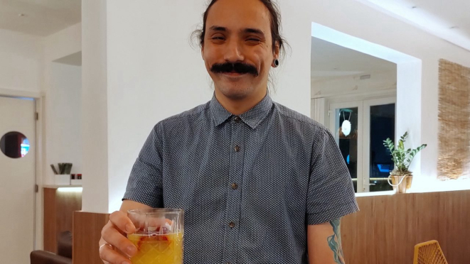 O bartender Daniel Nunes me traz um Negroni, clássico, como deve ser. 