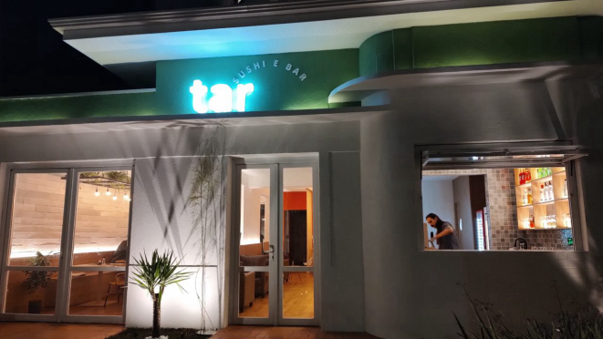 O Tar Sushi e Bar funciona na Alameda Presidente Taunay, no Batel. 