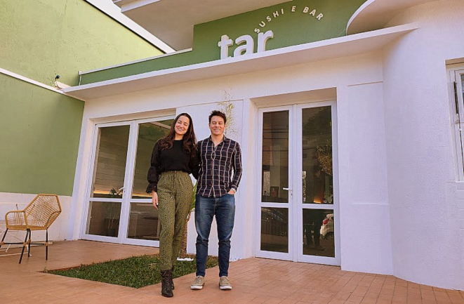 Thaís e Artur estão à frente do Tar, nova casa de comida japonesa em Curitiba. 