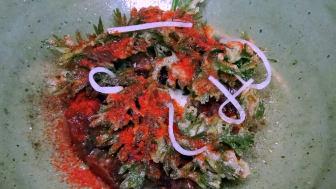 Carne de alcatra, salsa de alga, tempurá de folha de cenoura, creme de casca de limão siciliano fermentado. 