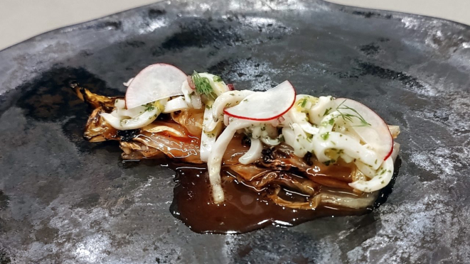 Acelga tostada na churrasqueira, lula crua com raspas de limão, suco de ameixa reduzido, crocante de quinoa, rabanete. 