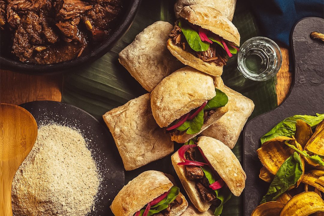 Sanduíche de barreado: prato foi desenvolvido pelo cozinheiro Rui Morschel e estará no livro de receitas do Mapa da Cultura Alimentar.