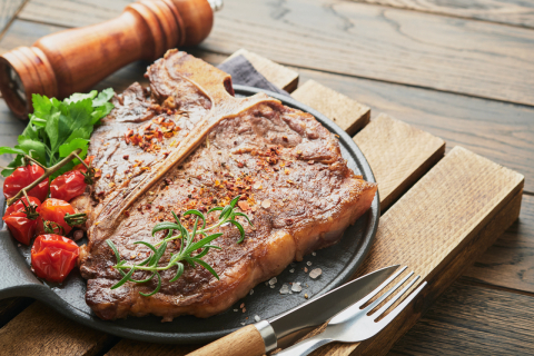 Tipos de cortes de carne: conheça as características do Shoulder e do Assado de Tira