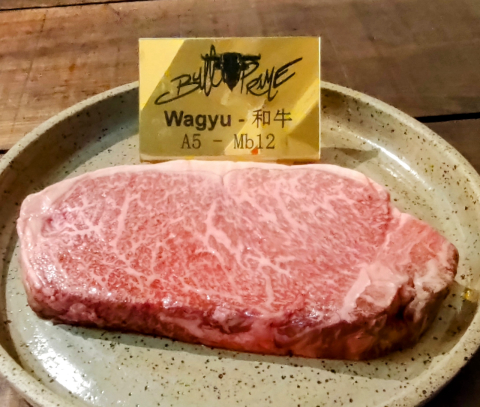 Bife de wagyu de marmoreio 12 da Bull Prime vale placa de lembrança