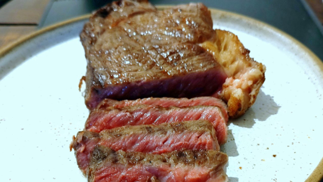 O corte de wagyu é fatiado assim que chega a mesa e daí temperado com flor de sal, já no prato. 